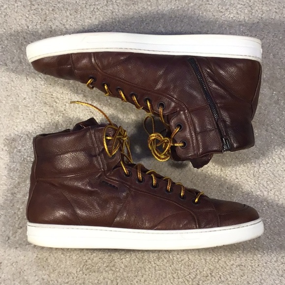 Prada in brown grained leather. - Picture 5 of 6